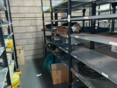 Overzichtsfoto van diverse reserve onderdelen en voorraad