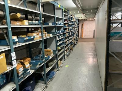 Overzichtsfoto van voorraad bouten, schroeven etc