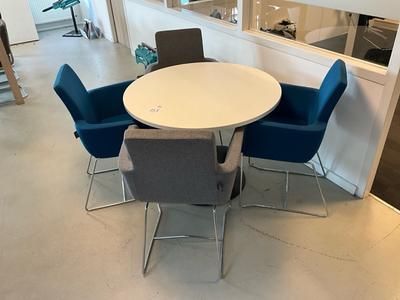 Imagen general de table plus 4 chairs