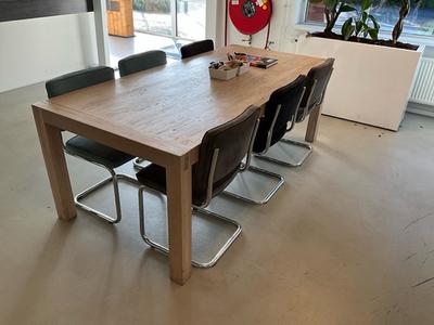 Overzichtsfoto van tafel inclusief 6 stoelen
