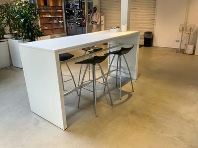 Overzichtsfoto van bartafel inc 4 barkrukken