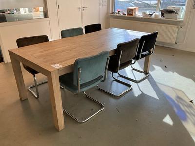 Overzichtsfoto van tafel inclusief 6 stoelen
