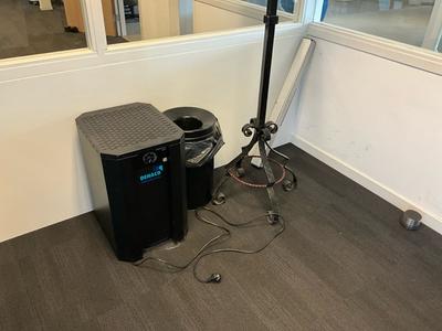 Overzichtsfoto van kantoorinventaris