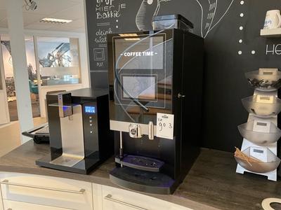 Overzichtsfoto van Etna koffiemachine + koel water dispencer