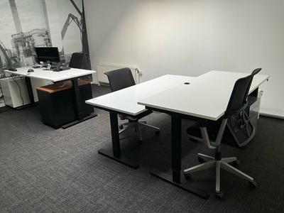 Overzichtsfoto van zit-sta bureau (3x)