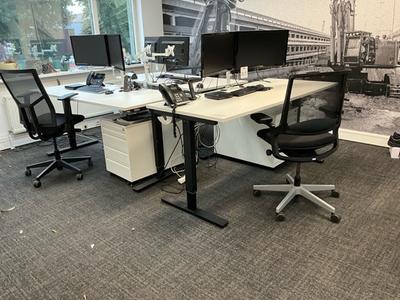 Overzichtsfoto van zit-sta bureau (3x)