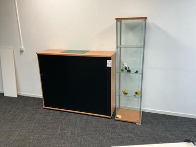 Overzichtsfoto van vitrinekast + archiefkast