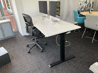 Overzichtsfoto van zit-sta bureau