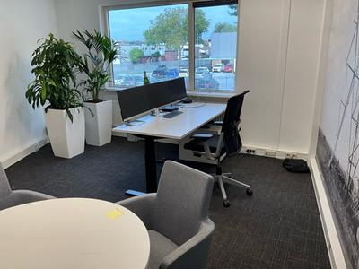 Overzichtsfoto van kantoorinventaris