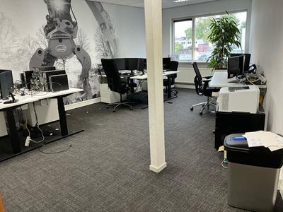 Overzichtsfoto van kantoorinventaris