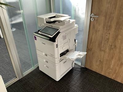 Overzichtsfoto van Canon imagerunner advance DX kantoorprinter