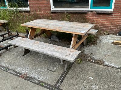 Overzichtsfoto van picknicktafel (2x)