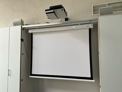 Översiktsbild av Hitachi ED-A100 Beamer + projection screen