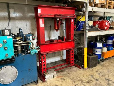 Overzichtsfoto van 100P Hydraulic workshop press (100 tonnes)