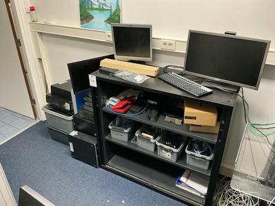 Overzichtsfoto van Various IT equipment